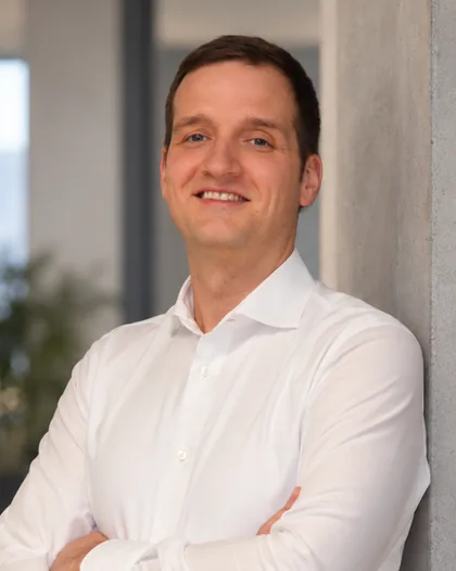 Ritratto di Simon Milos Karrenberg nel suo ufficio a Bolzano